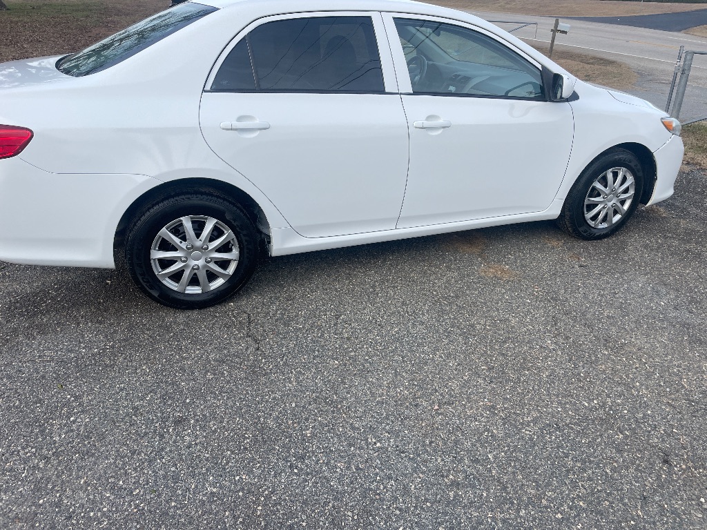 2010 Toyota Corolla LE's photo